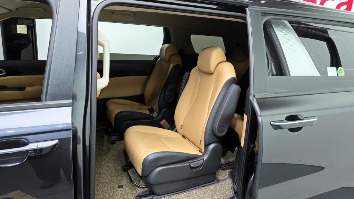 Kia Carnival, 2022 — фото 10 из 12