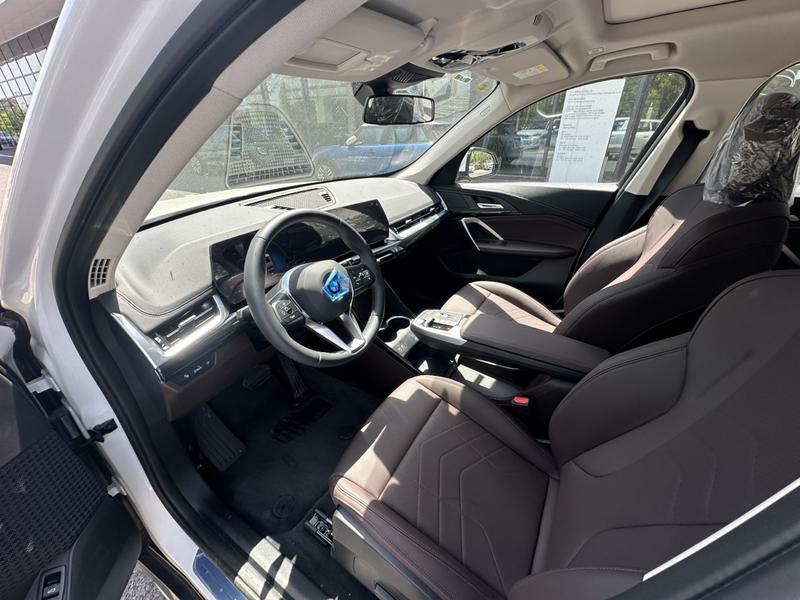 BMW iX1, 2025 — фото 8 из 10