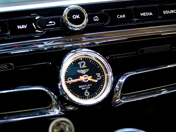 Bentley Flying Spur, 2023 — фото 8 из 9