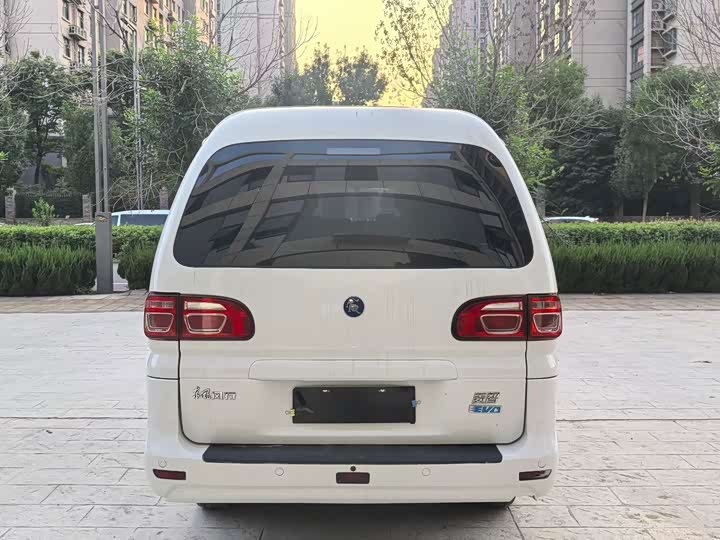 Dongfeng Forthing Lingzhi M5 EV, 2022 — фото 8 из 9