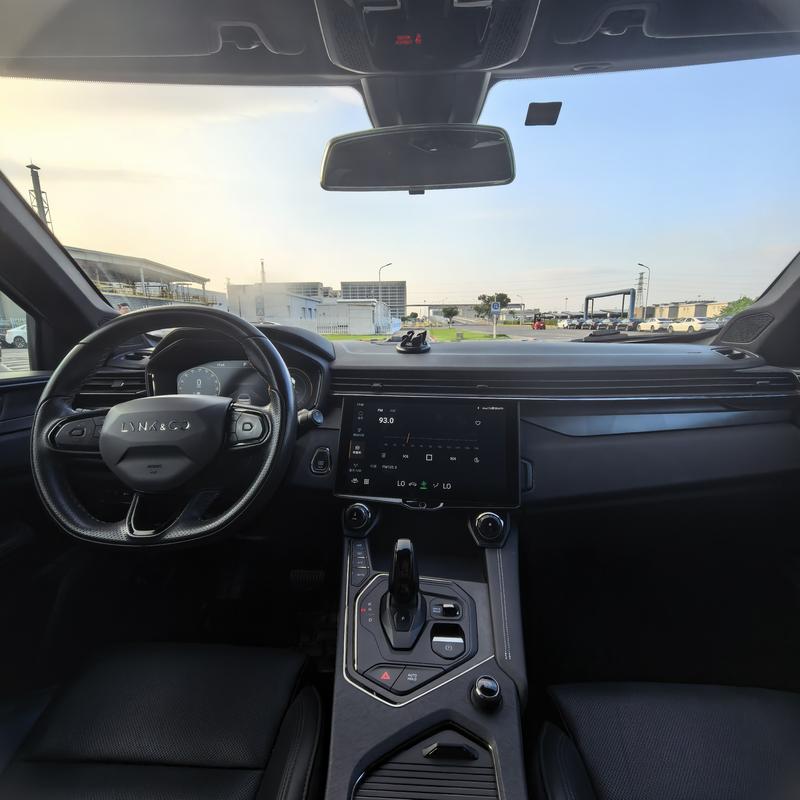 Lynk & Co 01 EM-P Hybrid, 2023 — фото 9 из 12