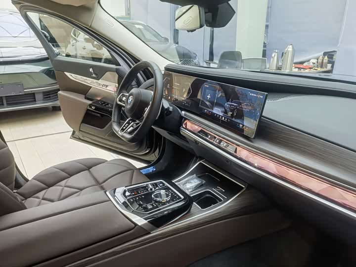 BMW 7 Series, 2025 — фото 7 из 9