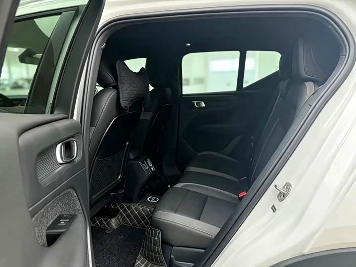 Volvo XC40, 2023 — фото 8 из 9
