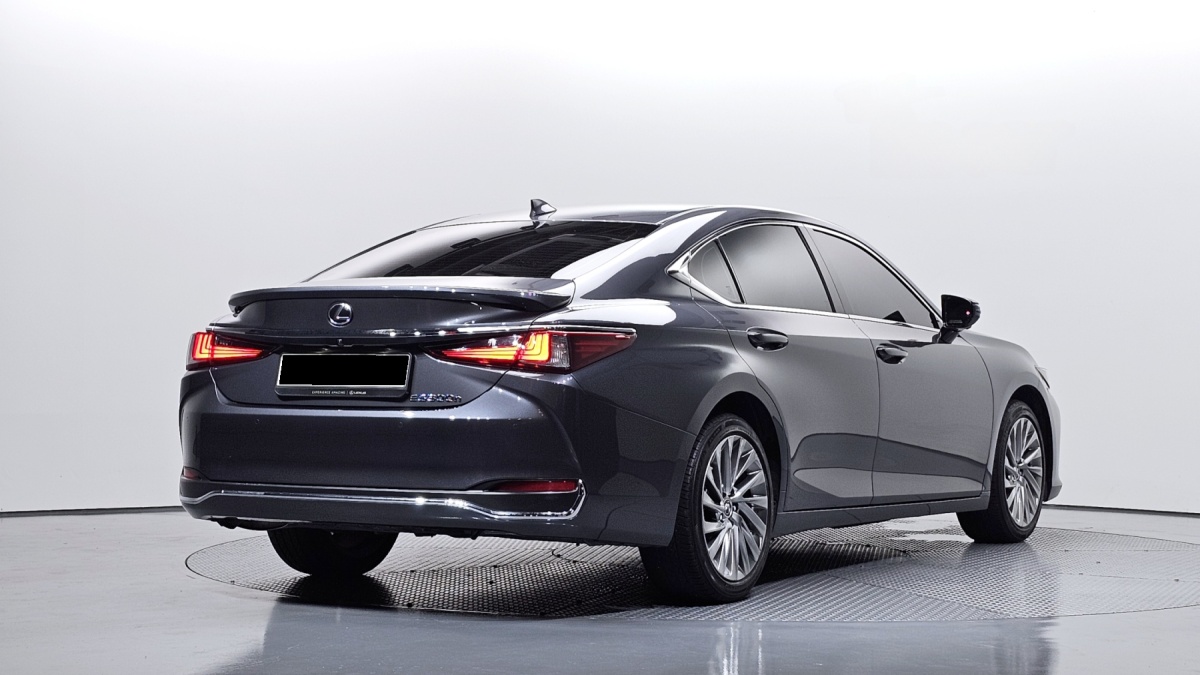 Lexus ES, 2022 — фото 2 из 12