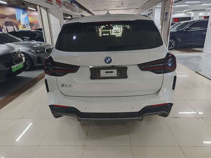 BMW iX3, 2023 — фото 8 из 9