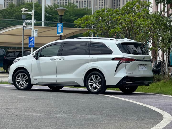 Toyota Sienna, 2022 — фото 4 из 9