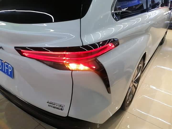 Toyota Sienna, 2023 — фото 8 из 9