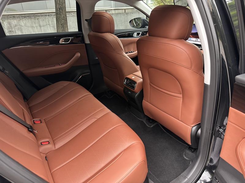 Geely Emgrand, 2025 — фото 12 из 12