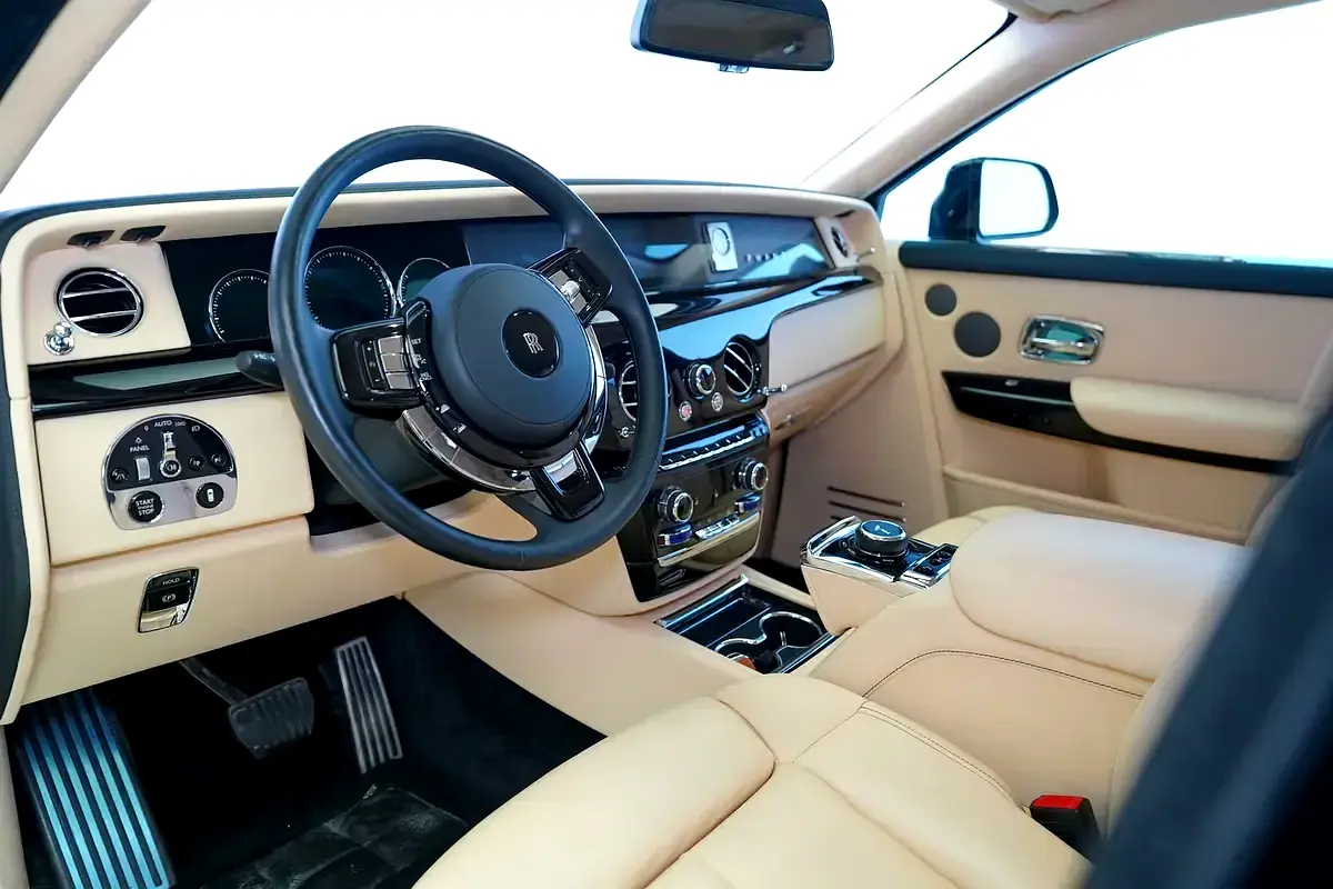 Rolls-Royce Phantom, 2022 — фото 6 из 10