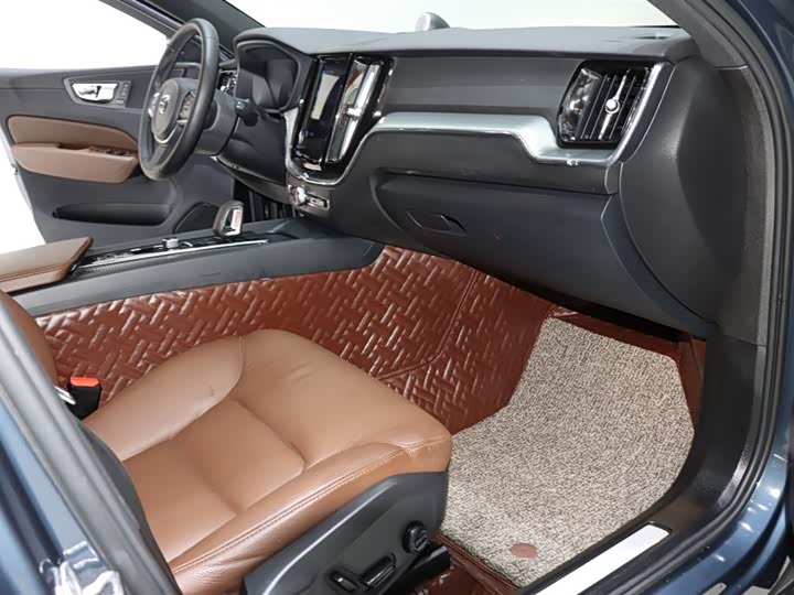 Volvo XC60, 2021 — фото 8 из 9