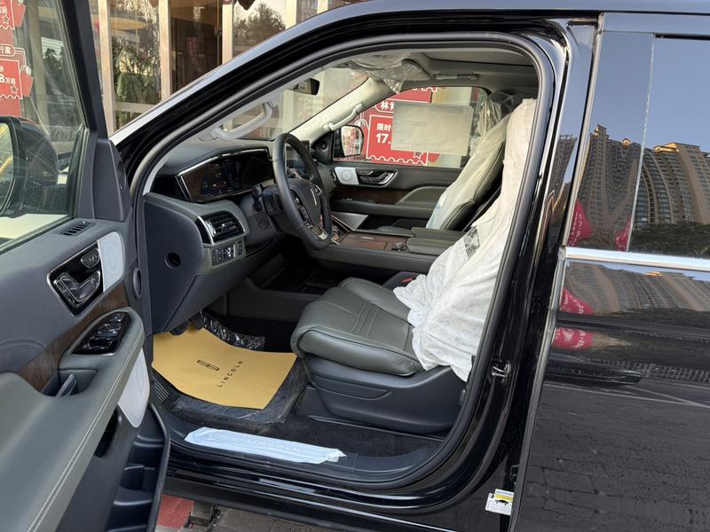Lincoln Navigator, 2025 — фото 10 из 12