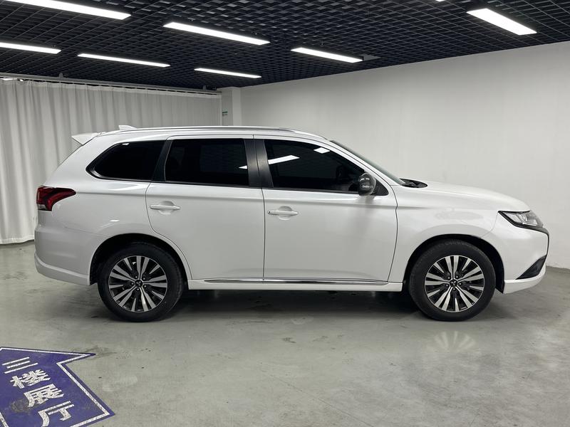 Mitsubishi Outlander, 2023 — фото 8 из 12