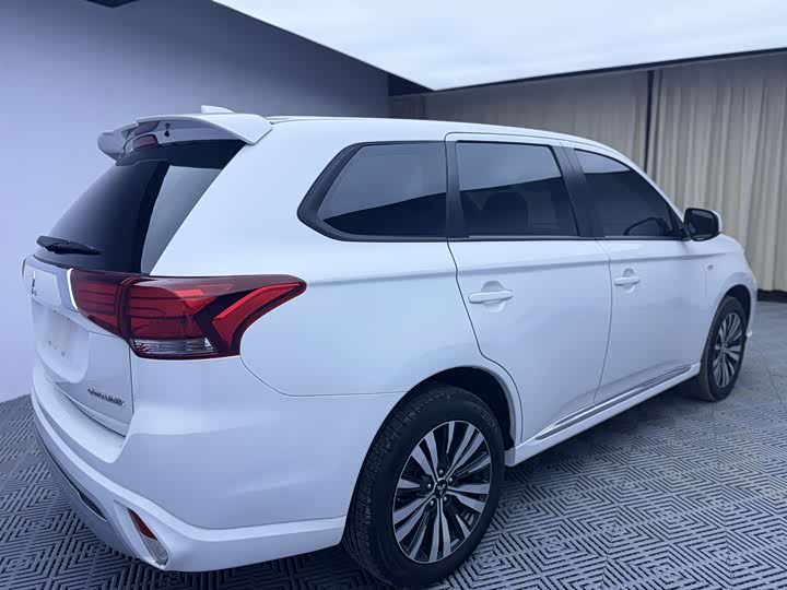 Mitsubishi Outlander, 2022 — фото 7 из 9