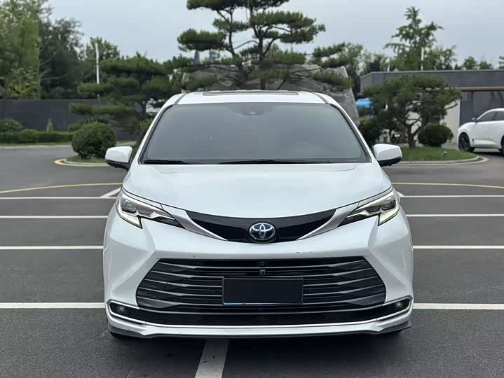 Toyota Sienna, 2023 — фото 2 из 9