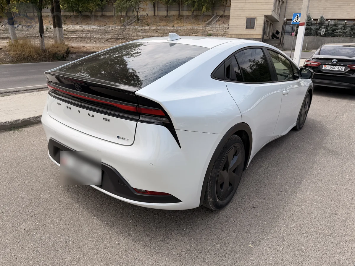 Toyota Prius, 2024 — фото 2 из 5