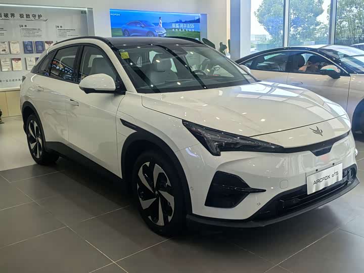 BAIC Arcfox Alpha T5, 2026 — фото 3 из 9