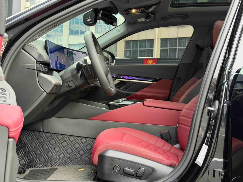 BMW 5 Series, 2025 — фото 9 из 11