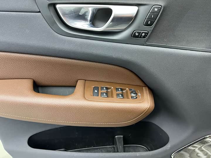Volvo XC60, 2022 — фото 5 из 9