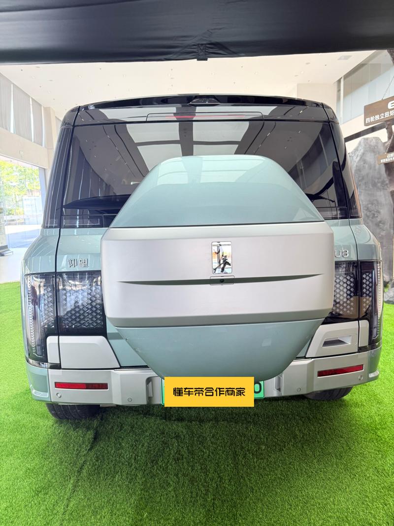 BYD Yangwang U8, 2023 — фото 3 из 12