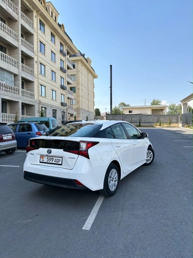 Toyota Prius, 2021 — фото 2 из 8