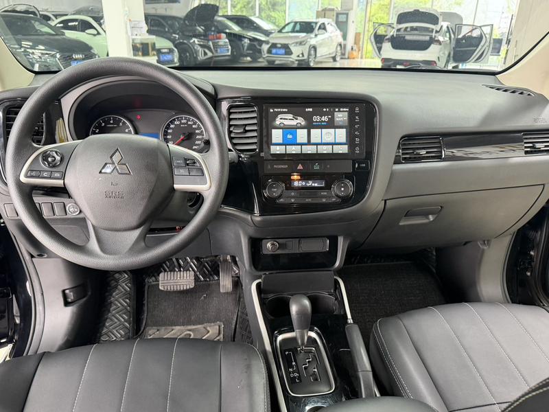 Mitsubishi Outlander, 2022 — фото 7 из 12