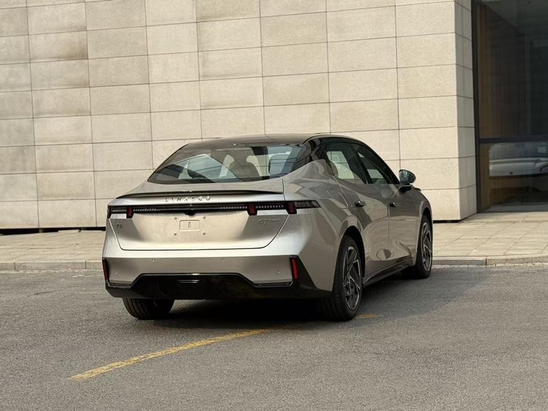 Lynk & Co 07 EM-P Hybrid, 2025 — фото 7 из 12