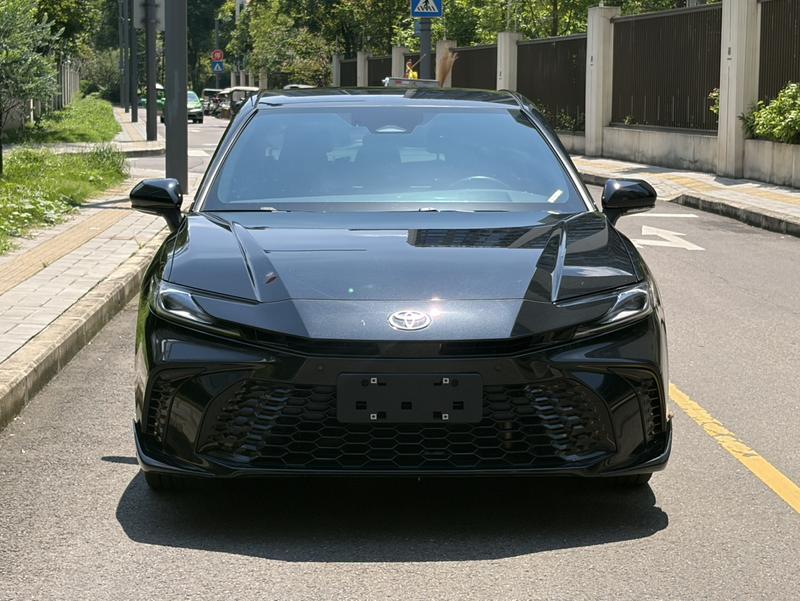 Toyota Camry, 2025 — фото 2 из 12