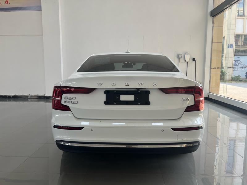 Volvo S60, 2023 — фото 3 из 12