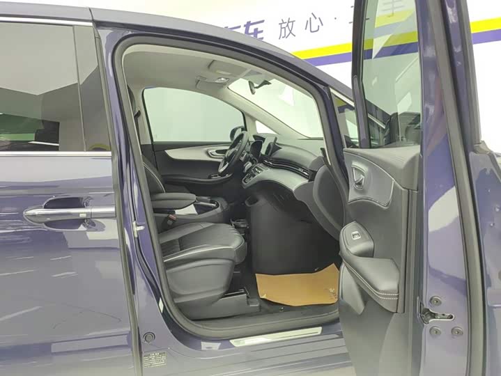 Roewe iMax 8, 2022 — фото 8 из 9
