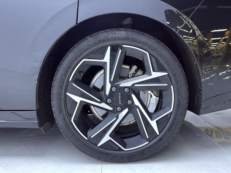 Lynk & Co 07 EM-P Hybrid, 2024 — фото 11 из 12