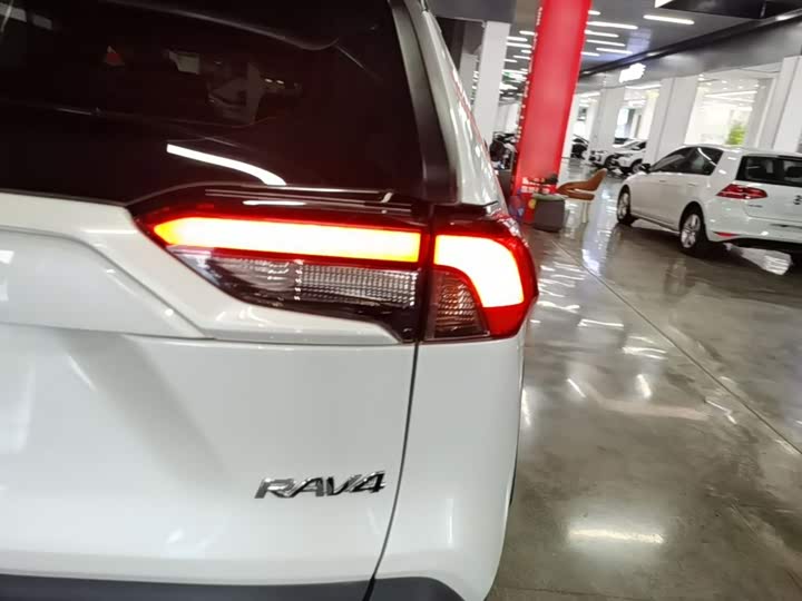Toyota RAV4, 2025 — фото 8 из 9