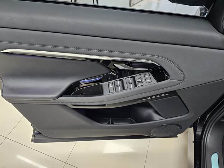 Land Rover Range Rover Evoque L, 2024 — фото 7 из 9