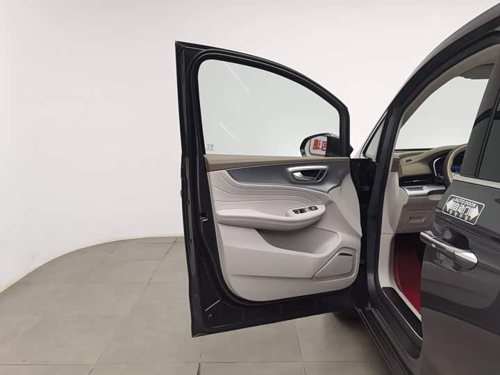 Roewe iMax 8 EV, 2026 — фото 8 из 9