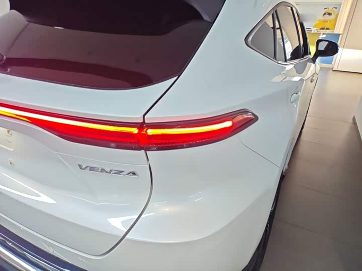 Toyota Venza, 2023 — фото 8 из 9
