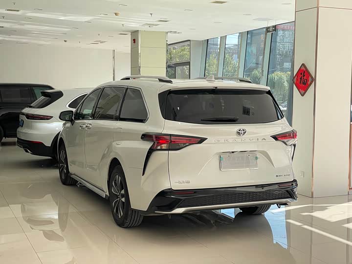Toyota Granvia, 2024 — фото 4 из 12