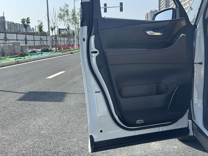 Toyota Alphard, 2025 — фото 8 из 9