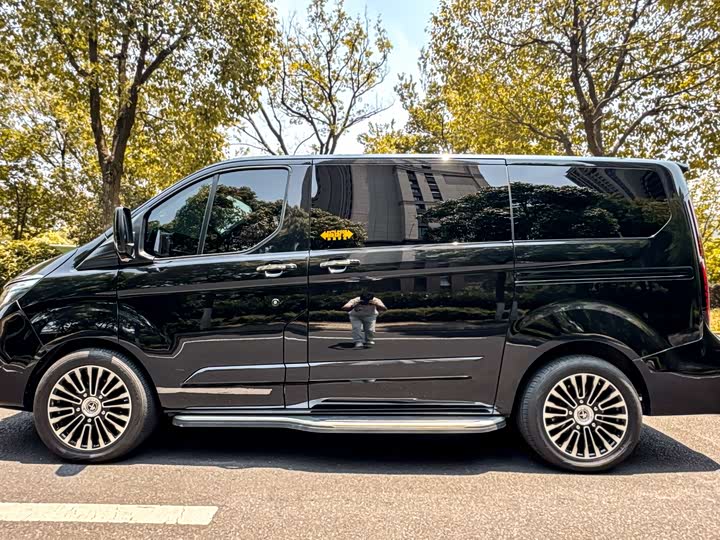 Ford Tourneo, 2025 — фото 8 из 9