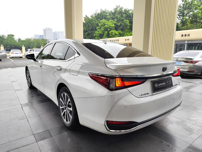 Lexus ES, 2023 — фото 4 из 11