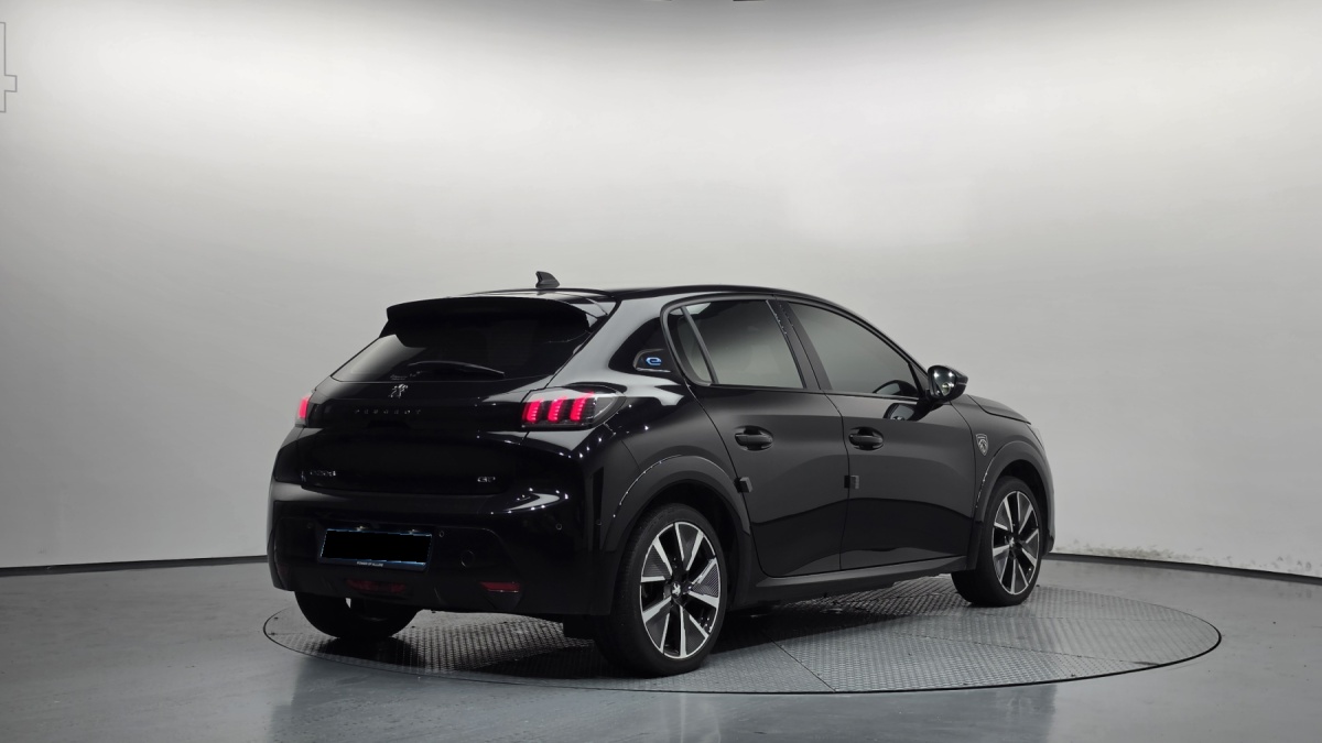 Peugeot 208, 2022 — фото 2 из 12