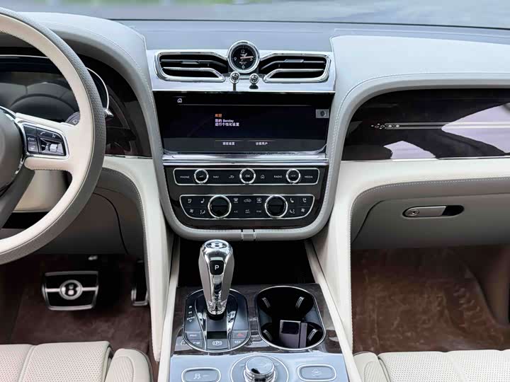 Bentley Bentayga, 2023 — фото 5 из 9