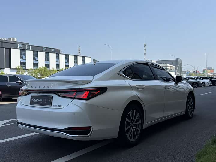 Lexus ES, 2025 — фото 8 из 9
