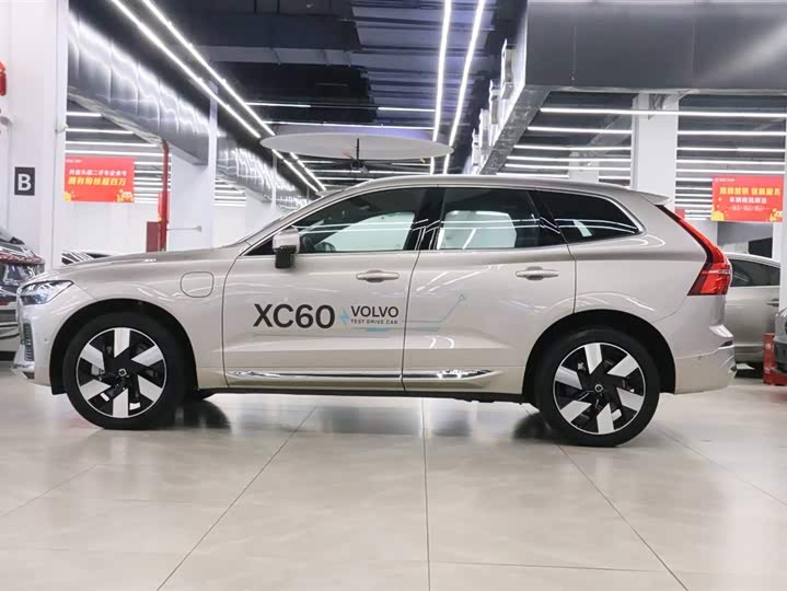 Volvo XC60 Hybrid, 2024 — фото 2 из 9