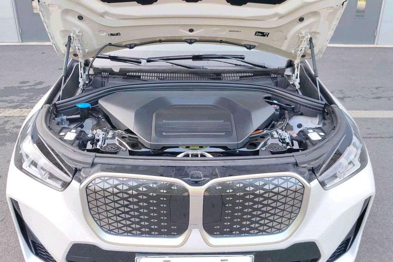 BMW iX1, 2025 — фото 6 из 12