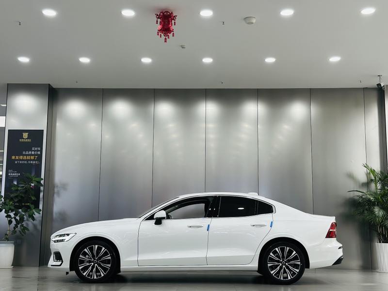 Volvo S60, 2023 — фото 4 из 12