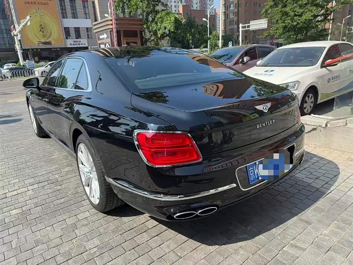 Bentley Flying Spur, 2023 — фото 4 из 7