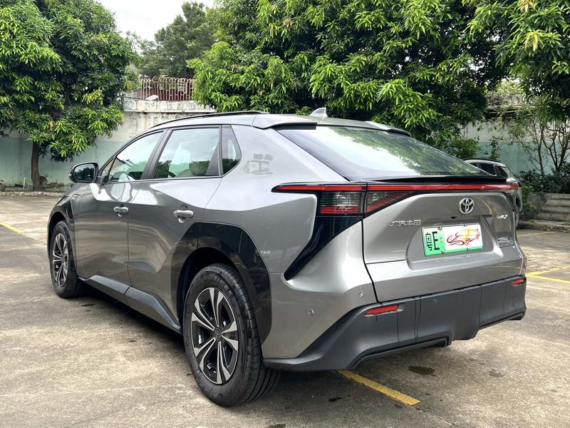 Toyota bZ4X Platinum, 2024 — фото 4 из 11