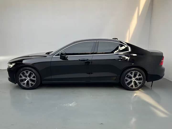 Volvo S60, 2023 — фото 3 из 9