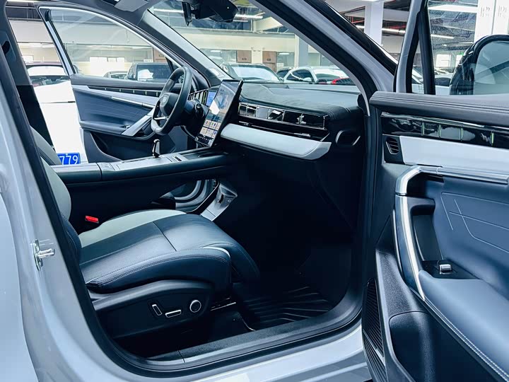 Geely Atlas L, 2024 — фото 8 из 9