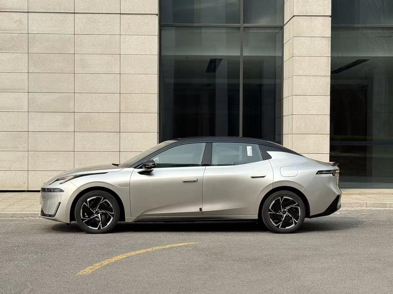 Lynk & Co 07 EM-P Hybrid, 2025 — фото 4 из 12