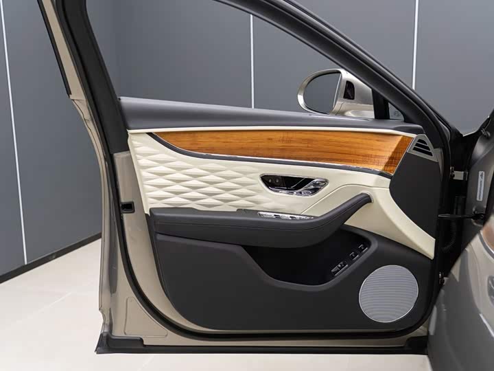Bentley Flying Spur Hybrid, 2023 — фото 8 из 9